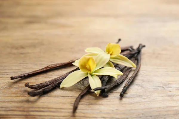 Hermosas Flores Vainilla Palos Mesa Madera Primer Plano — Foto de Stock