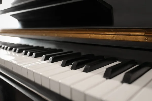 흑백의 현대식 피아노 클로즈업 — 스톡 사진