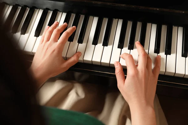 年轻女子弹钢琴 俯瞰前方 音乐课 — 图库照片