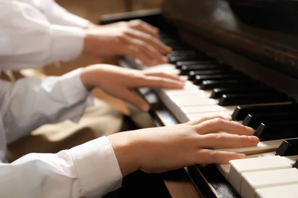 Jovem Com Criança Tocando Piano Close Lição Musical — Fotografia de Stock