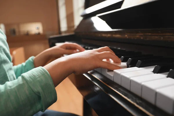 小孩子在屋里弹钢琴 音乐课 — 图库照片