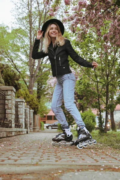 Mulher Jovem Patinagem Dia Primavera — Fotografia de Stock