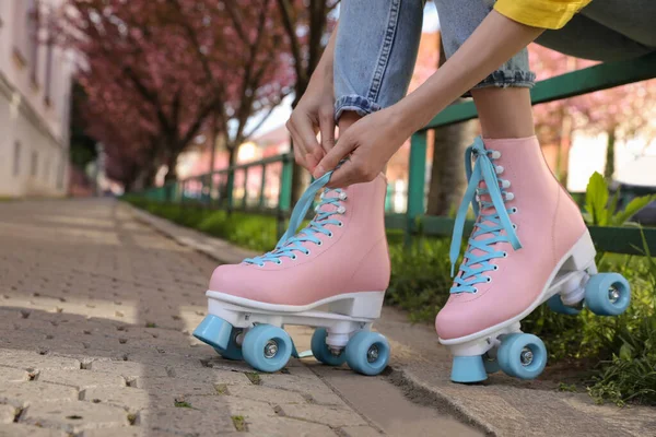 Young Woman Putting Roller Skates Outdoors Closeup — Stock Photo, Image