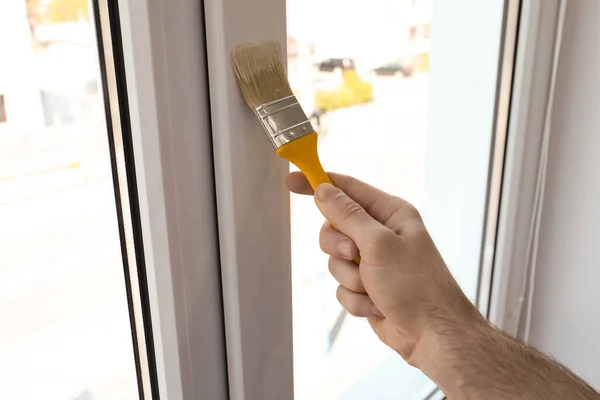 Hombre Pintando Marco Ventana Casa Primer Plano — Foto de Stock