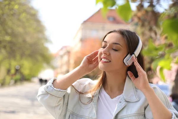 Junge Frau Mit Kopfhörern Die Draußen Musik Hört Platz Für — Stockfoto