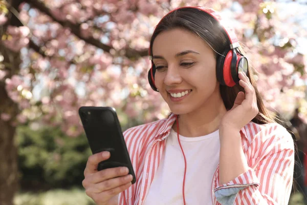 Νεαρή Γυναίκα Smartphone Και Ακουστικά Που Ακούει Μουσική Εξωτερικούς Χώρους — Φωτογραφία Αρχείου