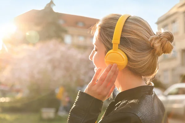 Νεαρή Γυναίκα Ακουστικά Που Ακούει Μουσική Στο Ύπαιθρο Την Ηλιόλουστη — Φωτογραφία Αρχείου