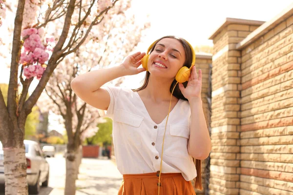 Ευτυχισμένη Νεαρή Γυναίκα Ακουστικά Ακούγοντας Μουσική Στο Δρόμο Της Πόλης — Φωτογραφία Αρχείου