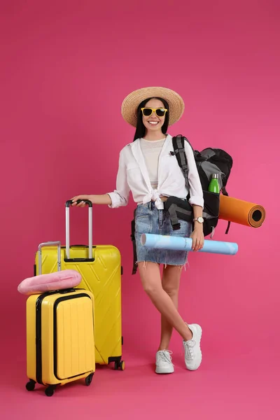 Női Turista Utazási Kiegészítők Rózsaszín Háttér — Stock Fotó