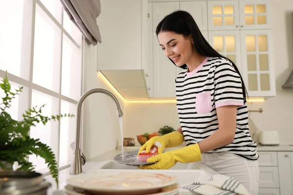Γυναίκα Πλυντήριο Πιάτων Πάνω Από Νεροχύτη Στην Κουζίνα — Φωτογραφία Αρχείου