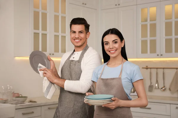 Happy Couple Clean Dishes Kitchen — Stock Photo, Image