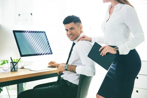 Mujer Joven Coqueteando Con Colega Durante Trabajo Oficina Concepto Engañoso — Foto de Stock