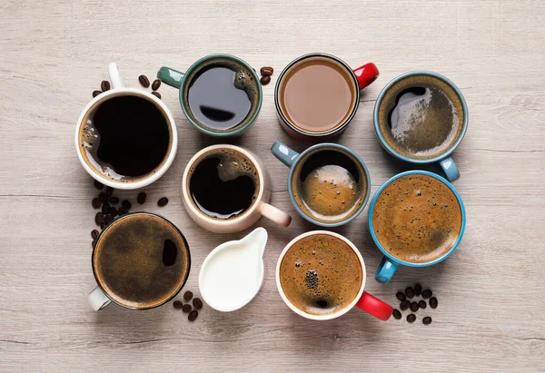 Veel Verschillende Kopjes Koffie Melk Witte Houten Tafel Plat Gelegd — Stockfoto