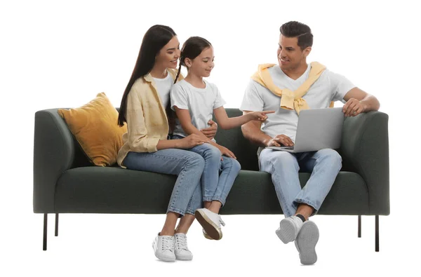 Familia Feliz Descansando Sobre Cómodo Sofá Verde Sobre Fondo Blanco —  Fotos de Stock