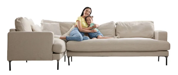 Jovem Mulher Sua Filha Descansando Sofá Confortável Contra Fundo Branco — Fotografia de Stock