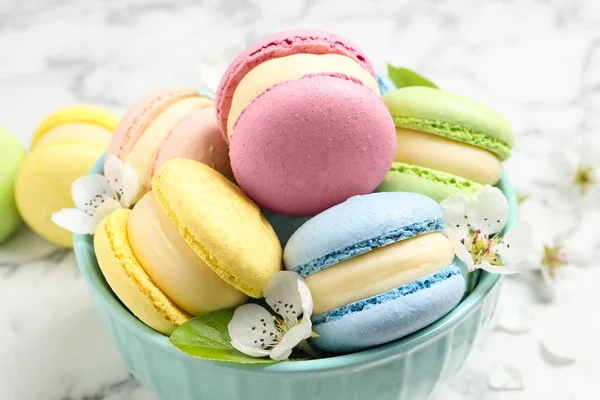 Köstliche Bunte Macarons Und Blumen Schale Auf Weißem Tisch Nahaufnahme — Stockfoto