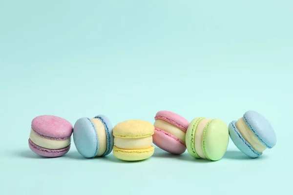 Deliciosos Macarons Coloridos Fundo Azul Claro Espaço Para Texto — Fotografia de Stock