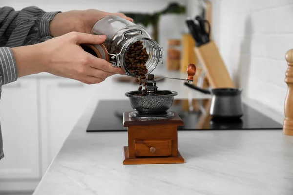 Frau Gießt Kaffeebohnen Vintage Mühle Der Arbeitsplatte Drinnen Nahaufnahme — Stockfoto