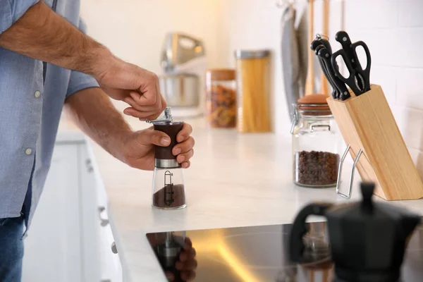 Adam Mutfakta Yapımı Kahve Öğütücüsü Kullanıyor Yakın Plan — Stok fotoğraf