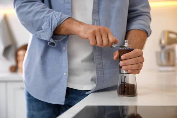 Man Met Handmatige Koffiemolen Keuken Close — Stockfoto