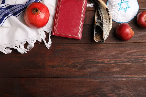 木製のテーブルの上でラッシュHashanah休日のシンボルとフラットレイアウト組成 テキストのスペース — ストック写真