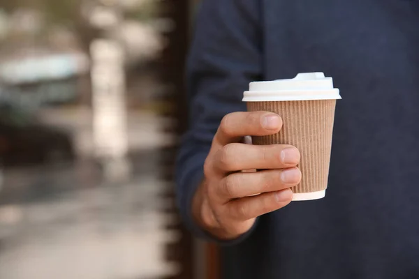 Homem Com Taça Café Takeaway Livre Close — Fotografia de Stock