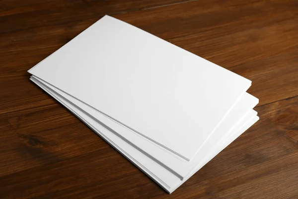 Pilha Folhas Papel Branco Mesa Madeira Desenho Brochura — Fotografia de Stock