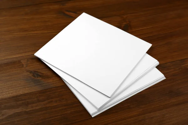 Pilha Folhas Papel Branco Mesa Madeira Desenho Brochura — Fotografia de Stock