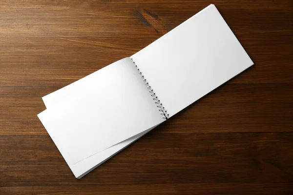 木製のテーブルの上に空白のペーパーパンフレット トップビュー デザインのためのモックアップ — ストック写真