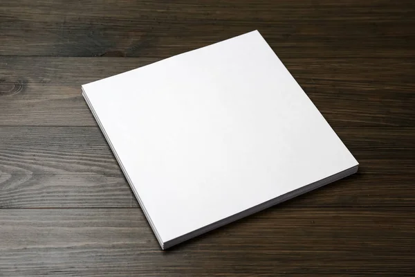 木製のテーブルの上に空白の紙シートのスタック パンフレットのデザイン — ストック写真