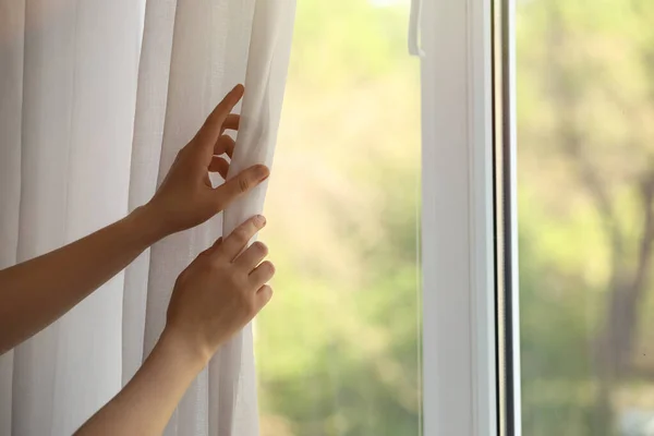 Mujer Abriendo Cortinas Ventana Blancas Habitación Primer Plano Espacio Para — Foto de Stock