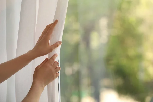 Mujer Abriendo Cortinas Ventana Blancas Habitación Primer Plano Espacio Para — Foto de Stock