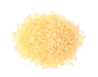 Beyaz arka planda çiğ pirinç yığını. Sebze ekimi