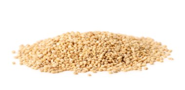 Beyaz arka planda çiğ kinoa tohumu yığını. Sebze ekimi