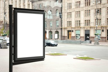 Şehir caddesinde boş reklam panosu. Tasarım için boşluk