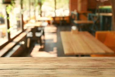 Kafedeki boş ahşap masa. Bokeh etkisi