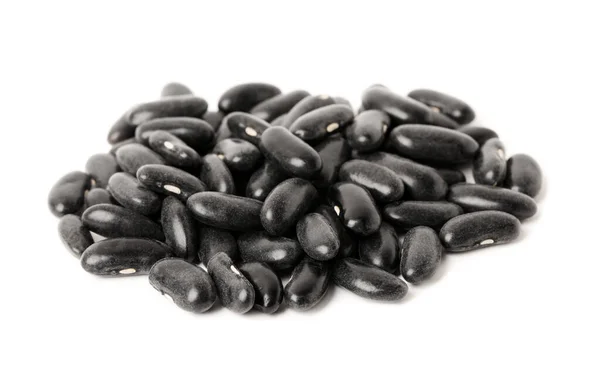 一堆生的黑豆子在白色的背景上 蔬菜种植 — 图库照片
