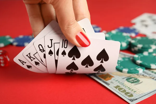 Mulher Segurando Cartas Baralho Com Combinação Royal Flush Mesa Vermelha — Fotografia de Stock