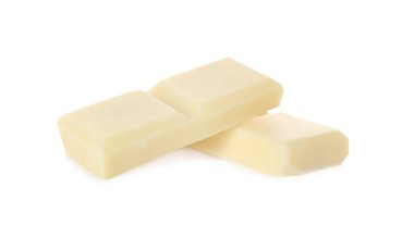 Beyaza izole edilmiş lezzetli çikolata parçaları.