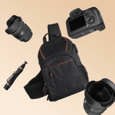 Bej arkaplana düşen farklı profesyonel fotoğraf ekipmanları