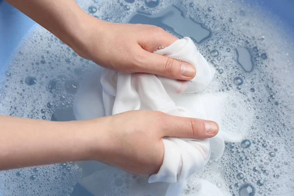 Pemandangan Atas Wanita Mencuci Pakaian Putih Dengan Tangan Pakaian Dalam — Stok Foto