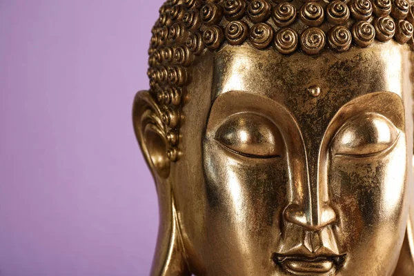 Красивая Золотая Скульптура Будды Фиолетовом Фоне Крупным Планом Пространство Текста — стоковое фото