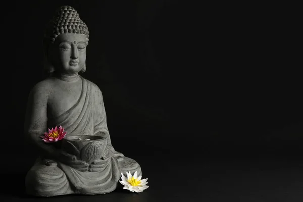 Belle Sculpture Bouddha Pierre Avec Des Fleurs Sur Fond Noir — Photo