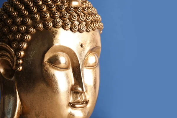 Bela Escultura Dourada Buda Fundo Azul Close Espaço Para Texto — Fotografia de Stock