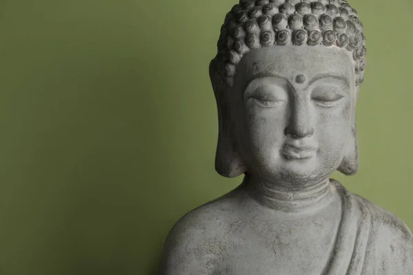 Schöne Buddha Skulptur Aus Stein Auf Grünem Hintergrund Raum Für — Stockfoto