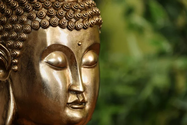 Patung Buddha Dengan Latar Belakang Hijau Kabur Tertutup Ruang Untuk — Stok Foto