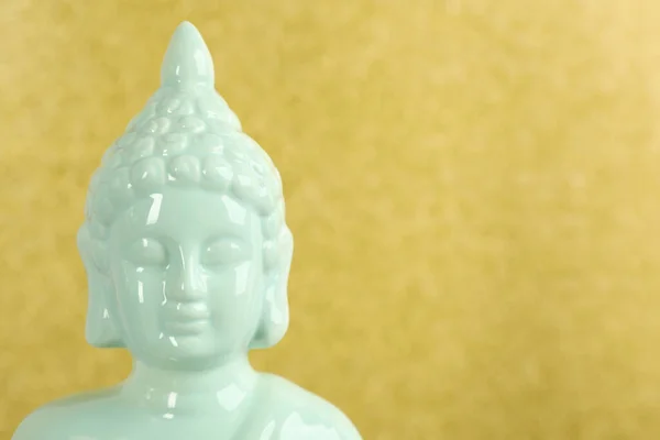 Buddha Statue Auf Goldenem Hintergrund Nahaufnahme Raum Für Text — Stockfoto