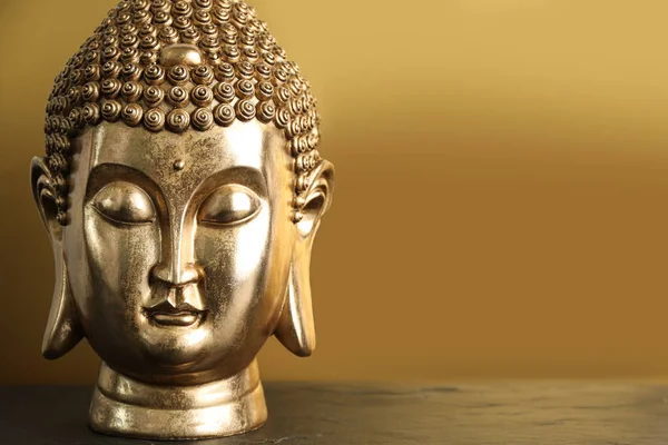 Estátua Buda Mesa Contra Fundo Dourado Espaço Para Texto — Fotografia de Stock