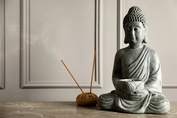 Статуя Будды Благовония Сером Столе Пространство Текста — стоковое фото