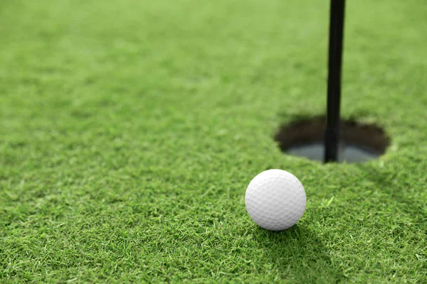 Golfboll Nära Hål Green Course Utrymme För Text — Stockfoto